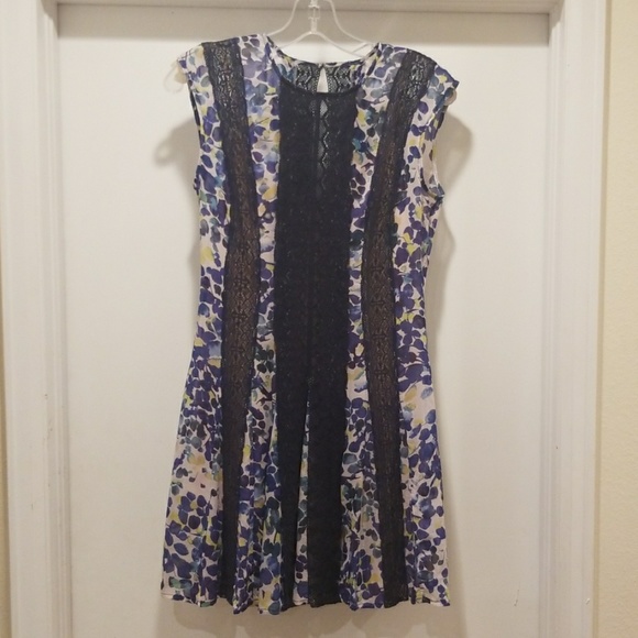 BCBGMaxAzria Dresses & Skirts - BCBG Floral and Lace Dress